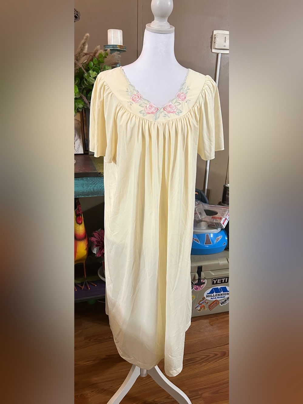 Shadowline Cream Short-Sleeve Embroidered V-Neck Nightgown size Large